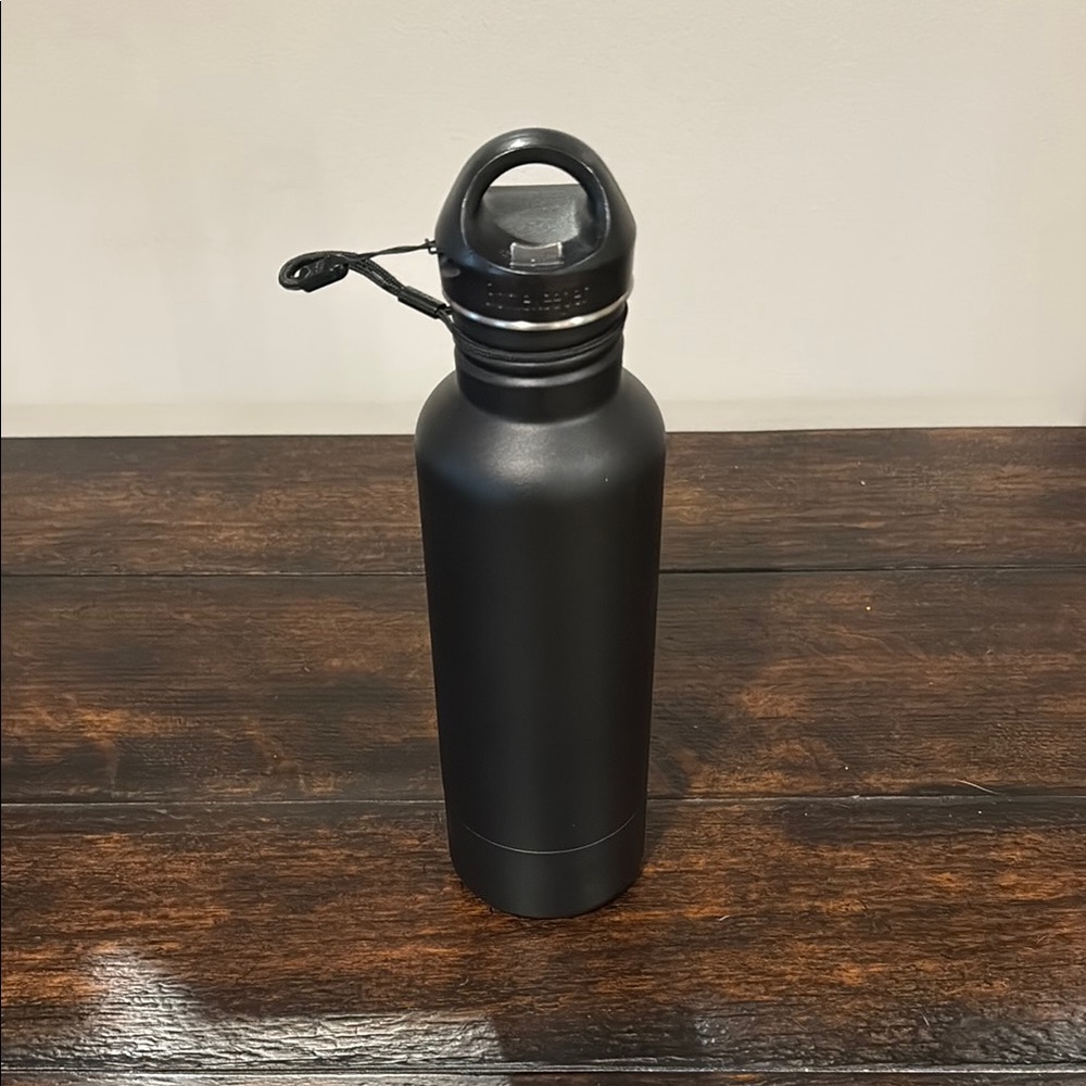 Powdered Black Bottle Keeper